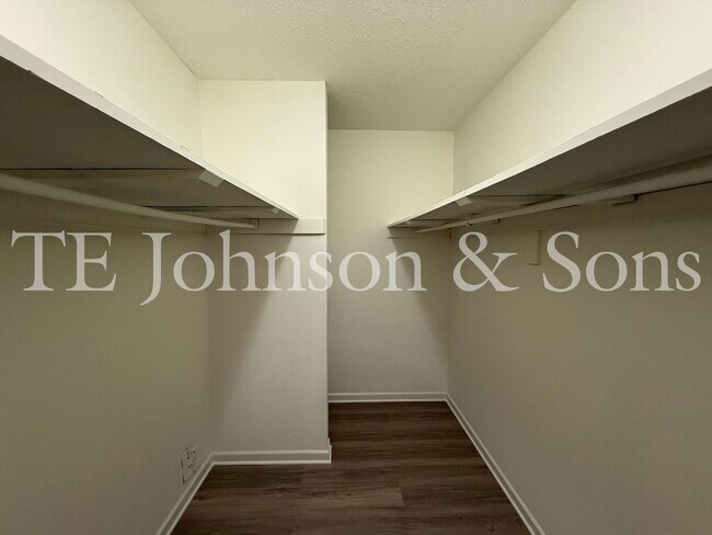 Building Photo - Cozy 1-Bedroom with Water Included