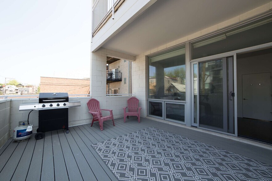 Building Photo - 2048 W Chicago Ave