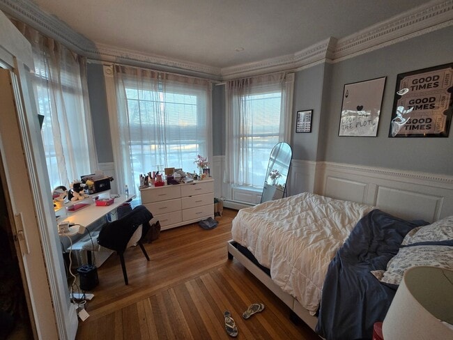 Building Photo - WOW!  RENOVATED 4 BED/2 BATH RIGHT BY B.U.