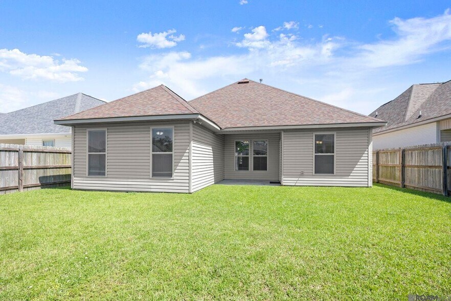 Building Photo - 471 Lake Breeze Dr