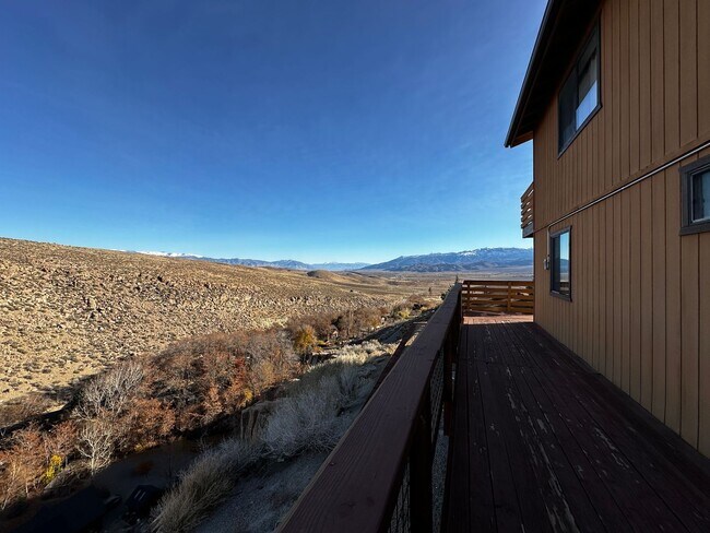 Building Photo - Views from Paradise!