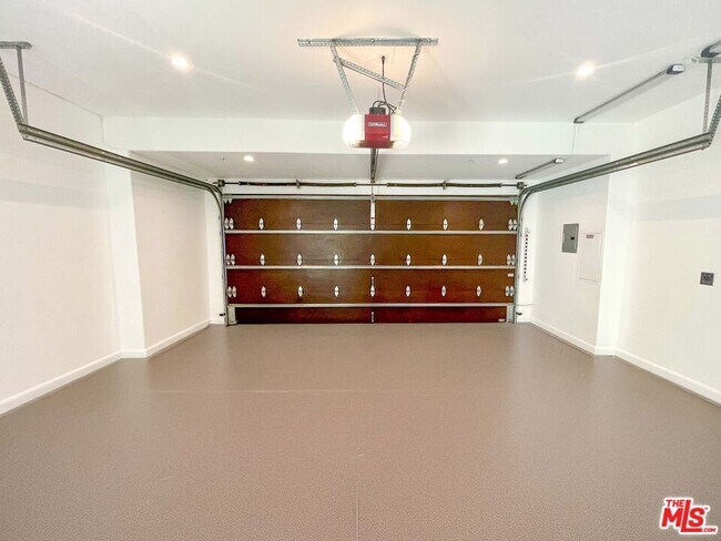 Building Photo - 610 N Arden Dr
