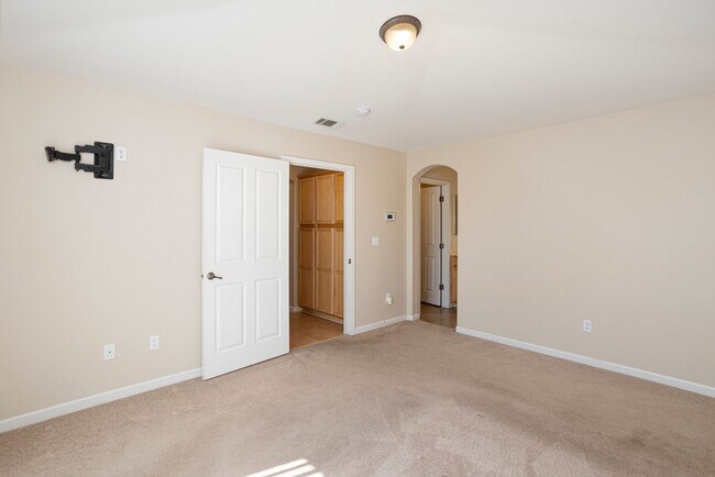 Building Photo - Schedule a tour today for a BEAUTIFUL 3-Be...