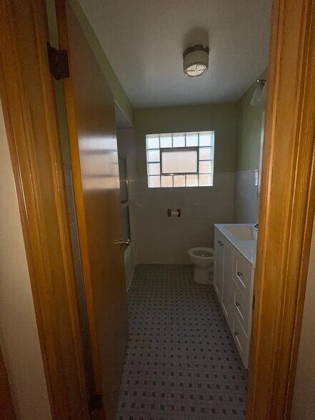 Building Photo - 5530 N Major Ave