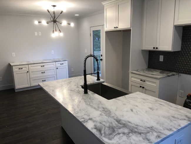 Building Photo - Stunning Renovation in Historic West End – 3 Bed / 2 Bath