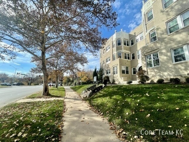 Building Photo - 920 Ward Pkwy