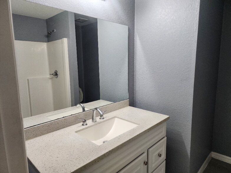 Building Photo - 202 Oak Ln Cir