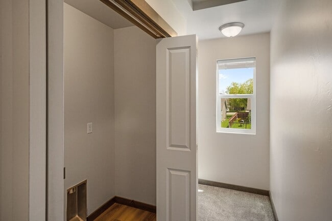 Building Photo - Pet Friendly! Gorgeous 3 Bedroom condo wit...