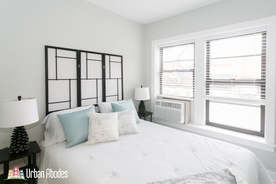 Building Photo - 703 W Brompton Ave