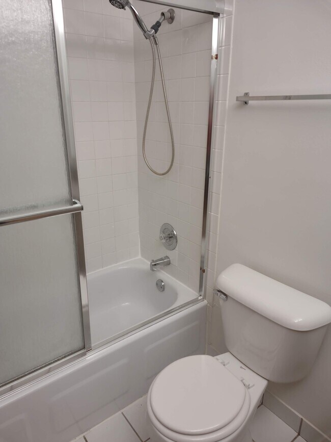 Building Photo - 5810 Oakwood Dr