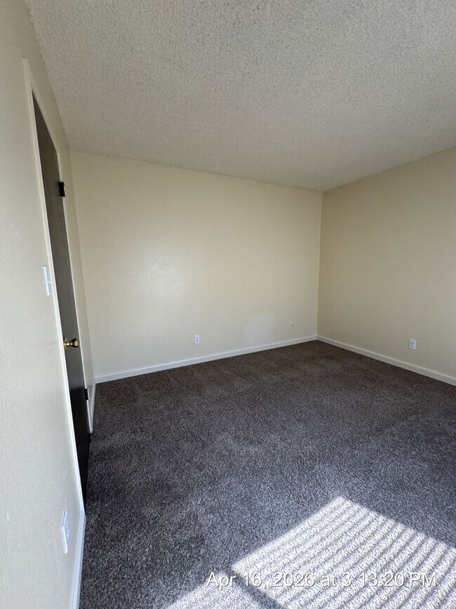 Building Photo - Downstairs Unit Move in Ready!