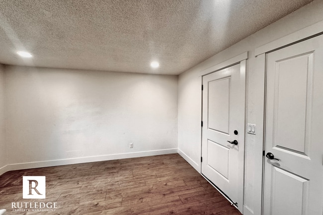 Building Photo - 855 E 9th St