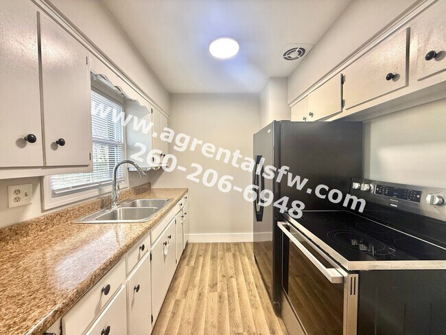 Building Photo - 3 Bedroom House