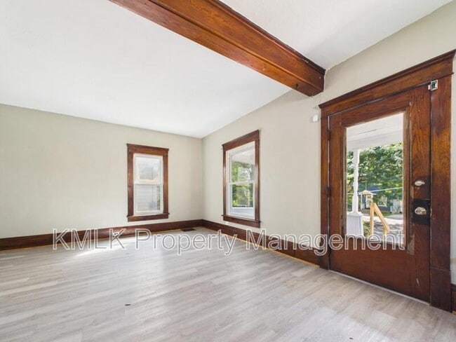 Building Photo - 701 Kling St