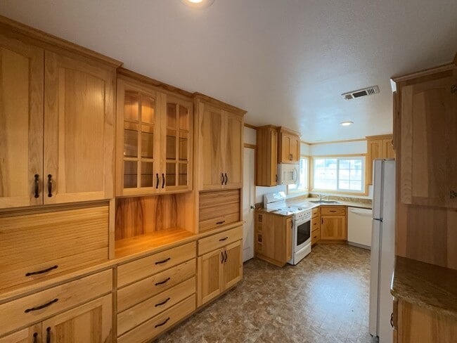 Building Photo - 4029 Walnut Dr