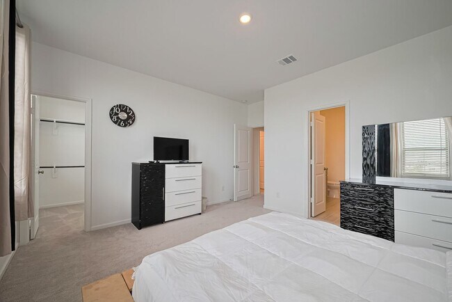 Building Photo - 5435 Holly Hvn Ct