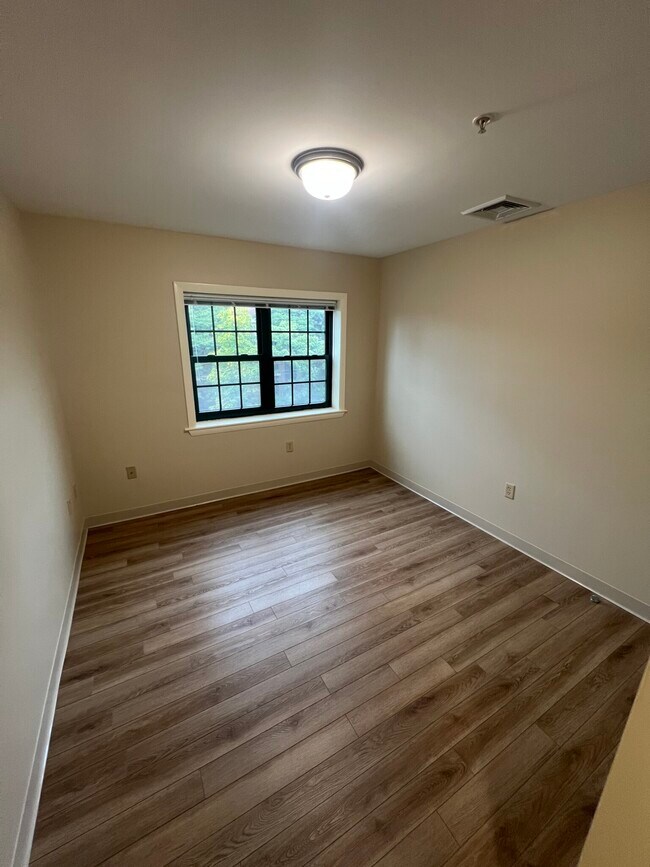 Building Photo - 10 Florence St