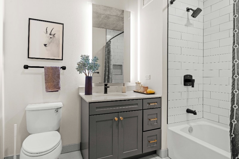 Building Photo - 165 W Huron St