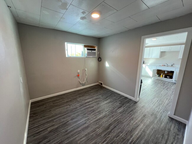 Building Photo - 2 Bedroom 1 Bath Private Apartment Above B...