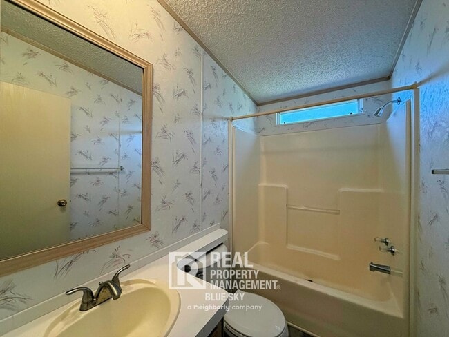 Building Photo - 5641 Columbia Dr