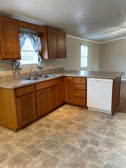 Kitchen - 2352 Saint Andrews Dr