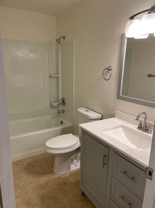 Building Photo - 2 Bedroom 1 Bath COMPLETELY REMODELED!