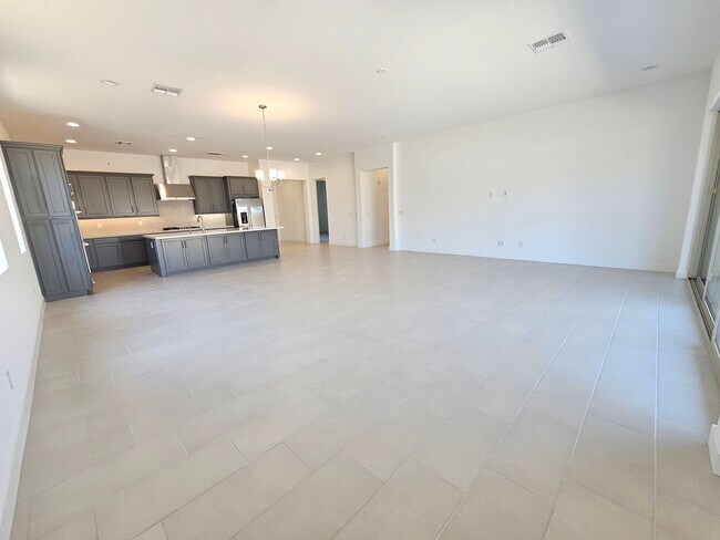 Building Photo - Beautiful and spacious