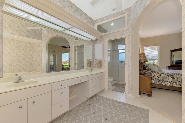 Building Photo - 549 Fallbrook Dr