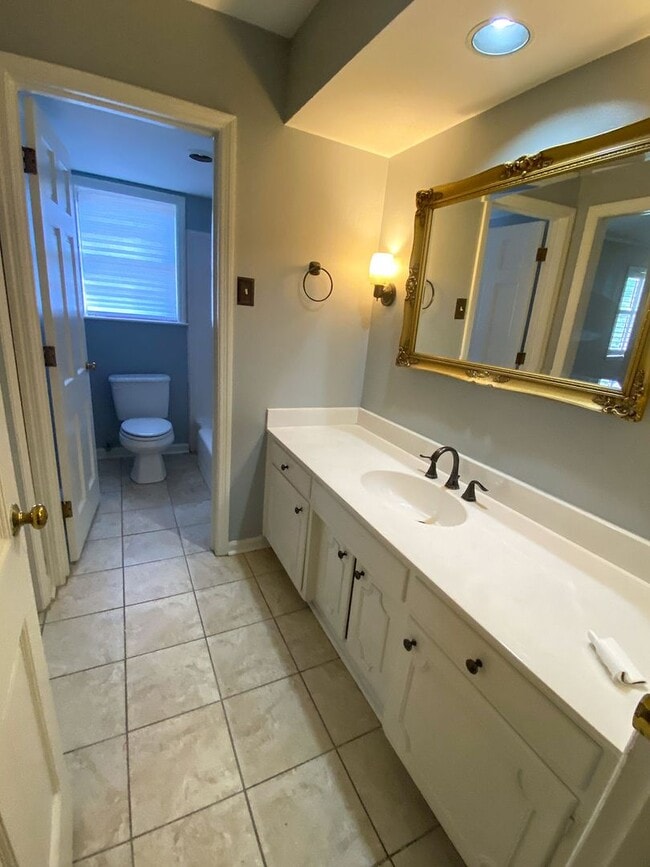 Building Photo - 4 bed, 2.5 bath home in East Memphis near CBHS, Shelby Farms, and Baptist Hospital