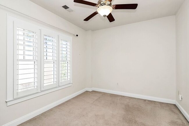 Building Photo - Beautiful 3BD/2.5BA Townhome