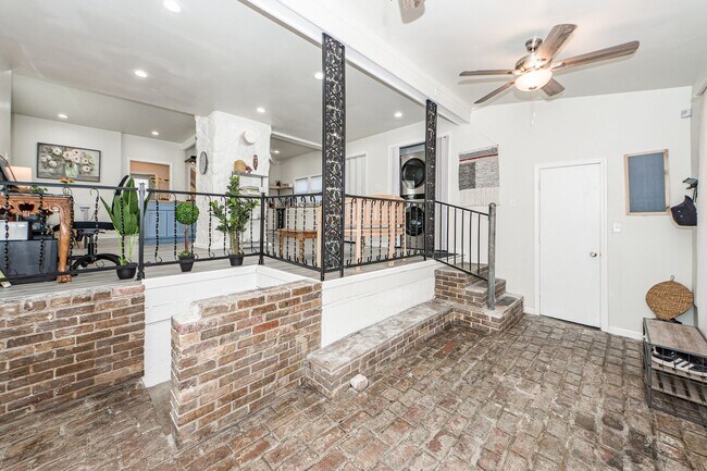 Building Photo - 3 BD 2.5 Bath Charming Home