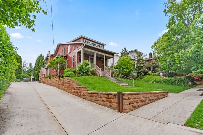 Building Photo - Spacious Kent Home | 6 Bed | 4 Bath | 4,000 Sf | Front Porch + Backyard | Detached 4-Car Garage