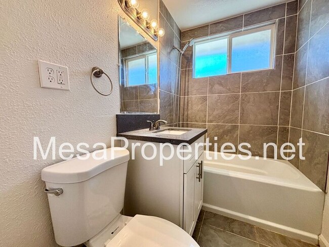 Building Photo - 820 Caliente Dr