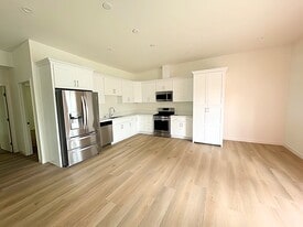 Building Photo - 2754 S Sycamore Ave