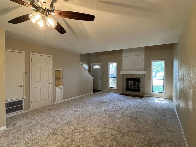 Building Photo - Townhome in the Heart of the Southside!