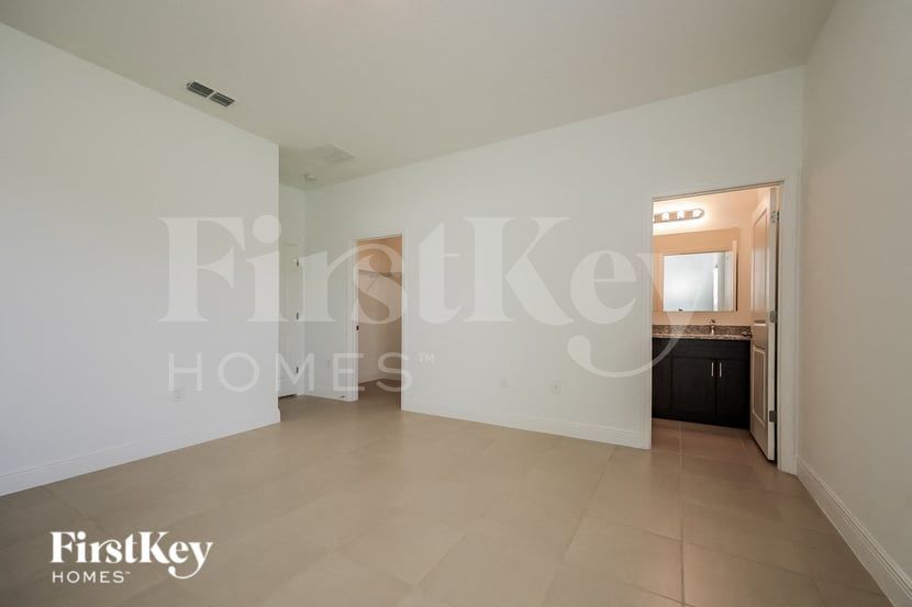Building Photo - 318 W Aster Ct