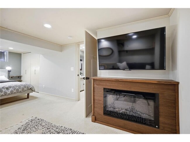 Building Photo - 241 Russell Ave S