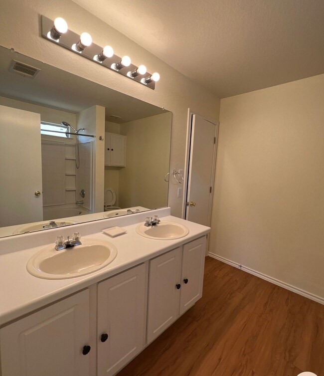 Building Photo - 940 Goldenrod St