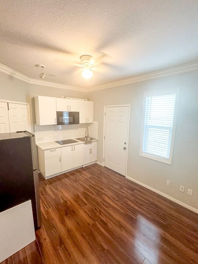 Building Photo - All utilities included -  One Bedroom Juni...