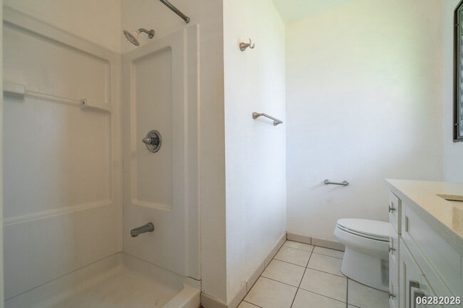 Building Photo - Rarely Available 3-bed/2.5-bath/2-parking Townhouse in Aiea