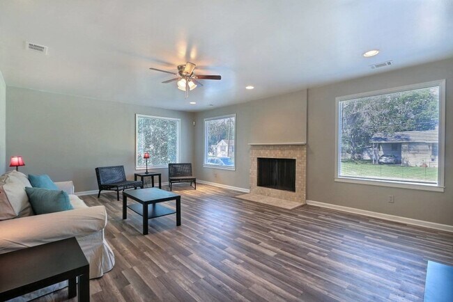 Building Photo - 2211