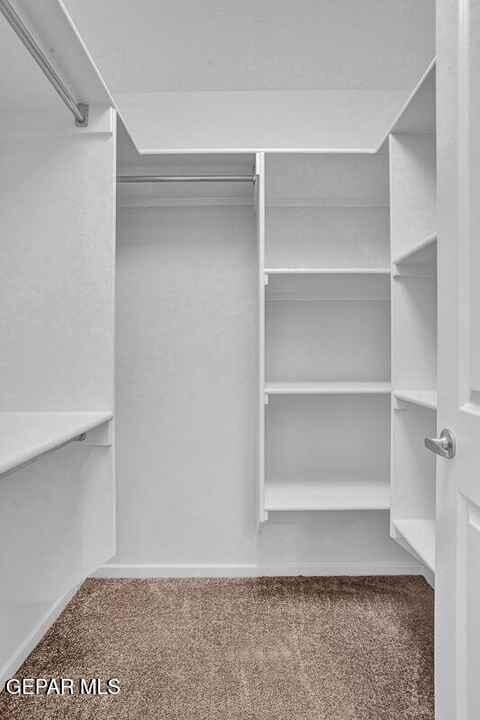 Building Photo - 4016 Camelot Heights Dr