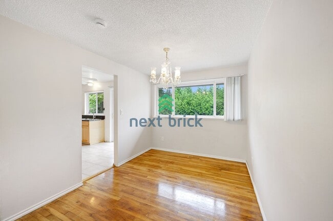 Building Photo - Beautiful Single Family House Bellevue Ava...
