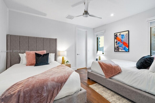 Building Photo - 310 SE 11th Ave