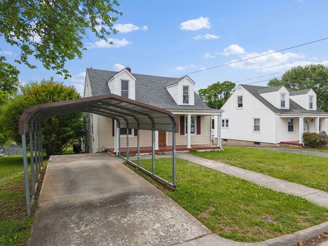 Building Photo - 4 Bedroom/1 Bathroom Home with Fenced Yard Available in SE Roanoke!