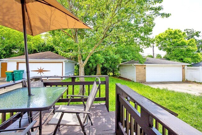 Building Photo - FULLY FURNISHED ACED 3 BED 1.5 BATH SINGLE FAMILY HOME IN BEAUTIFUL MAPLE HEIGHTS!