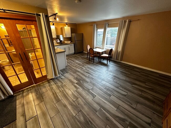 Primary Photo - 320 Bawden St