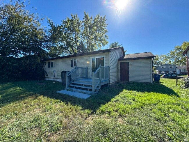 Building Photo - Stylishly Renovated 4-Bedroom Ranch with F...
