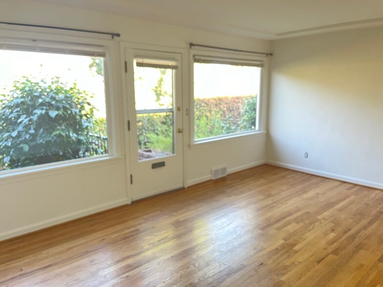 Living Room - 13-15 SW Bancroft St