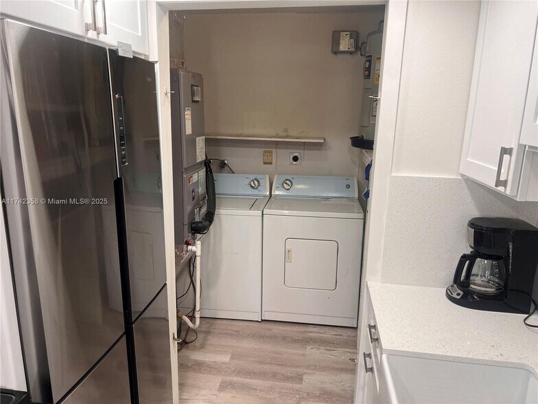 Building Photo - 820 SW 12th Ave